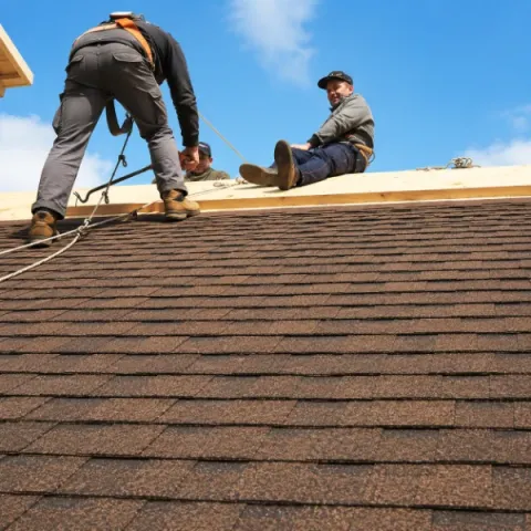 Artisan couvreur Le Porge réalisant la pose d'une toiture en tuiles