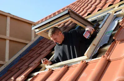 Pose de fenêtre de toit et velux par un couvreur au Porge